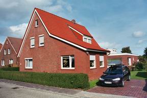 Haus MaJoMi von der Straßenseite – Backsteinhaus mit rotem Dach